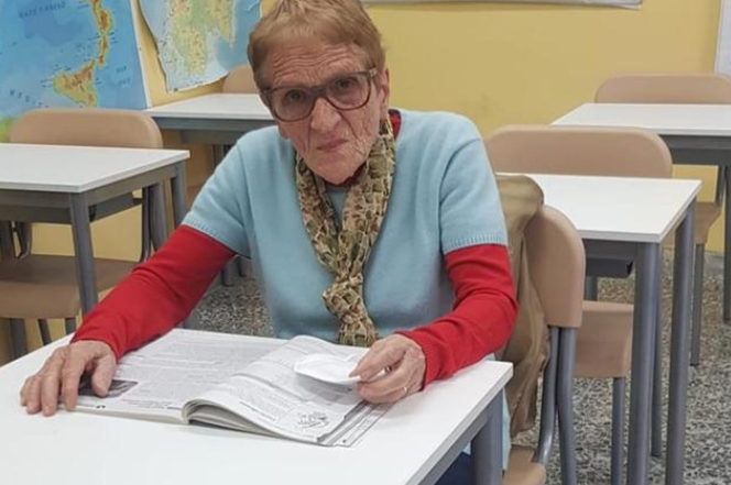 90-годишна Италијанка тргна на училиште оти го пропуштила школувањето поради Втората светска војна