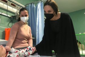 Анџелина Џоли ги посети болните украински деца во клиника во Рим