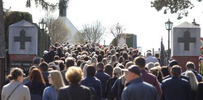 Бескрајна колона луѓе на погребот на Денис Тот, бројни познати спортисти дојдоа да го испратат ракометарот