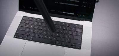 ВИДЕО: Јутјубер покажа дека звучниците на MacBook Pro се супериорни во споредба со оние на Windows лаптопи