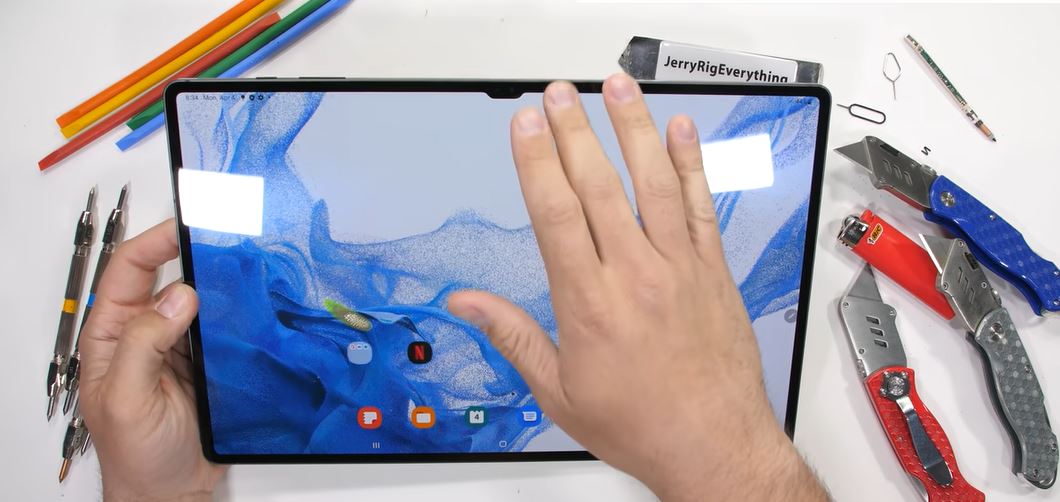 ВИДЕО: Колку е издржлив таблетот Galaxy Tab S8 Ultra со тенка рамка?