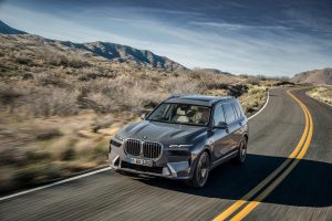 ВИДЕО: Редизајниран BMW X7, доби контроверзни нови фарови