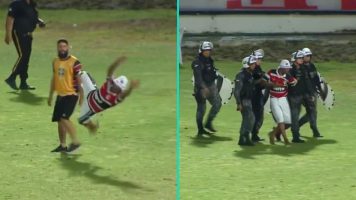 (Видео) Навивач влезе на терен да му покаже на голманот како да брани