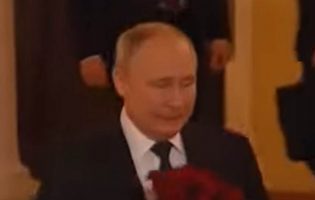 (Видео) Путин низ солзи се прости од својот политички ривал кого го победи шест пати на избори