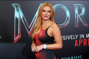 (Галерија) Бела Торн позира во разголен фустан на црвениот тепих на премиерата на „Морбиус“