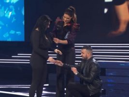 (Галерија) Романтика во „Ѕвездите на гранд“, пејач ја запроси девојката на сцена