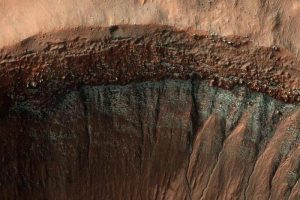 Леден кратер на Марс „блесна“ на нова фотографија на НАСА