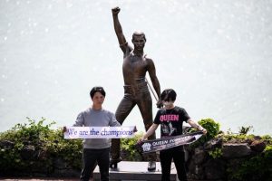 По осум години фан на „Kвин“ се избори Фреди Меркјури да добие статуа во Jужна Кореја