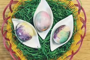 Со памук и боја до совршени велигденски шарени јајца