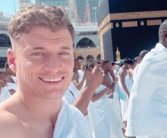 (Фото) Џани Алиоски отиде на молитва во Мека