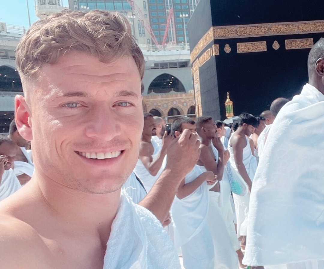 (Фото) Џани Алиоски отиде на молитва во Мека