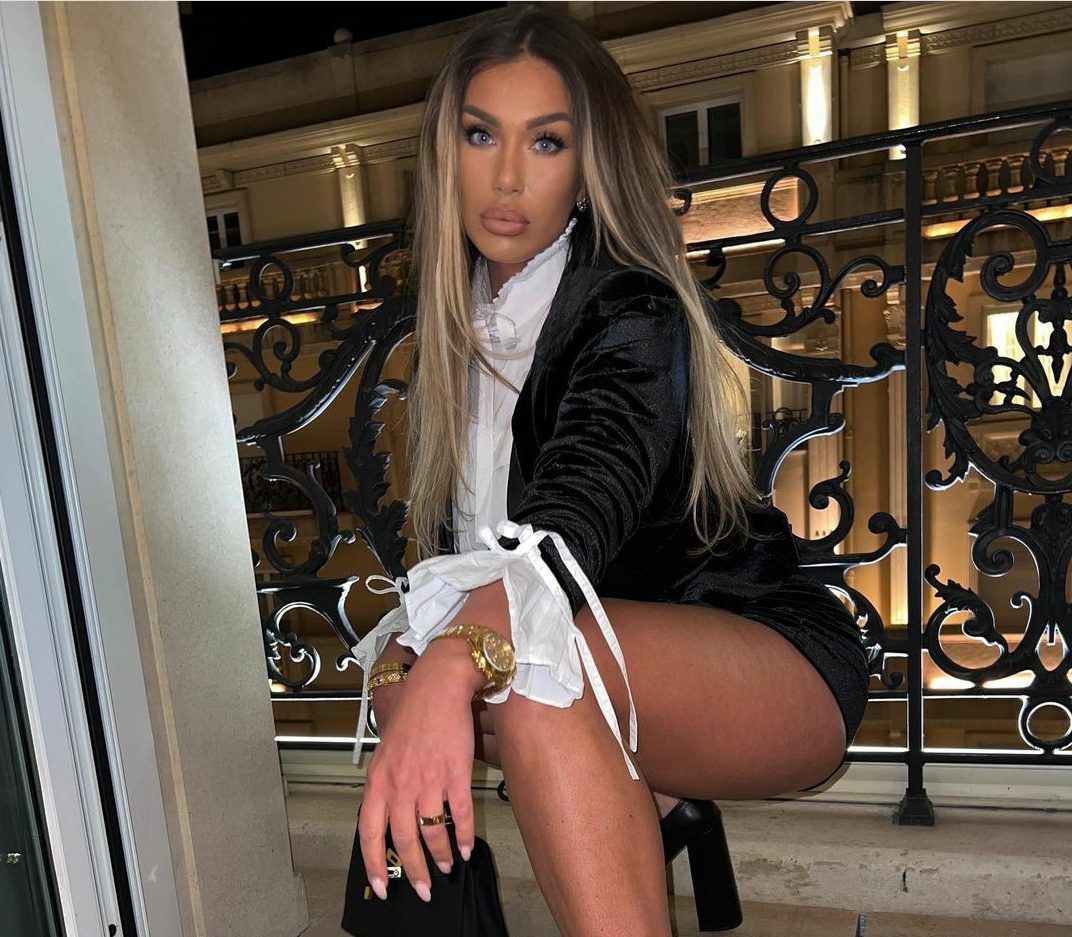 (Фото) Аделина облече версаче-штикли во Монте Карло, ама заборави да ја извади лепенката со цена