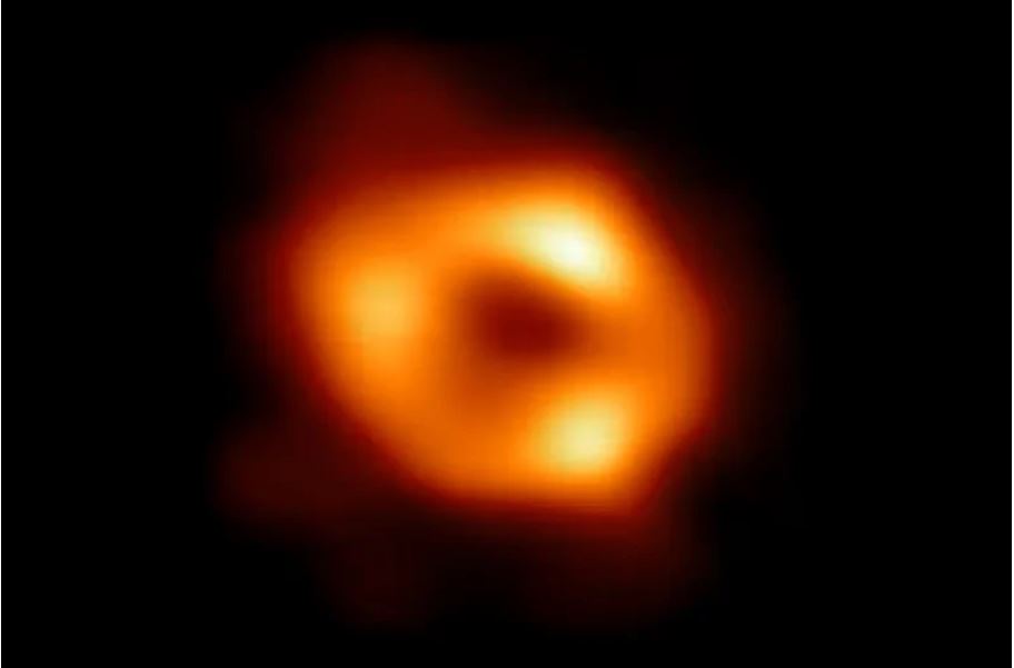 ВИДЕО: Астрономите за прв пат фотографираа супермасивна црна дупка во нашата галаксија