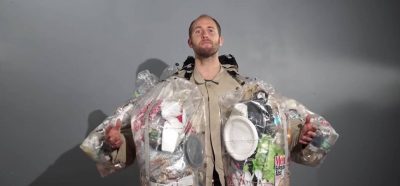 (Видео) Активист во одело од ѓубре привлекува внимание за големите еколошки проблеми
