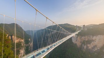 (Видео) Во Виетнам отворен најдолгиот стаклен мост во светот