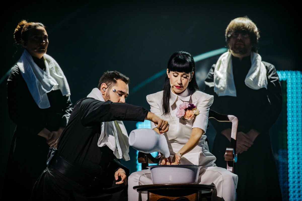 (Видео) Констракта ја имаше првата проба во Торино: Миење раце и кореографија со крпи