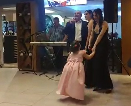 (Видео) Миле Кузмановски со трите ќерки ја испеа „Не кани ме“