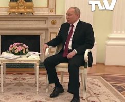 (Видео) На Путин му се тресеа нозете на средбата со претседателот на Таџикистан