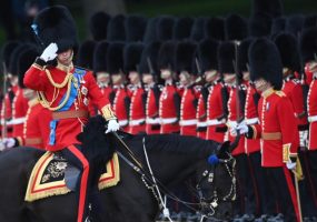 (Видео) Принцот Вилијам јавал дрогиран коњ за роденденот на кралицата