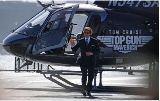 (Видео) Том Круз со хеликоптер и Рејбан очила дојде на премиерата на „Топ ган“