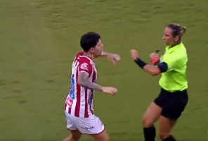 (Видео) Фудбалер нападна судијка откако му покажа црвен картон