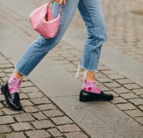 Мокасинки и фармерки шик комбинација за оваа пролет