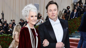 Откако го купи Твитер, Илон Маск со мајка му под рака дојде на Мет гала