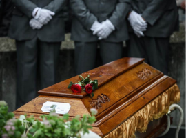 Покојничка оживеала па почнала да тропа од ковчегот среде погреб