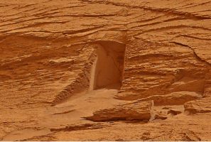 Роверот на Марс снимил „врата“ врежана во карпа на површината на планетата