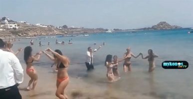 (Видео) И Грците се фатија на оро во морето, и тоа на монденскиот Миконос