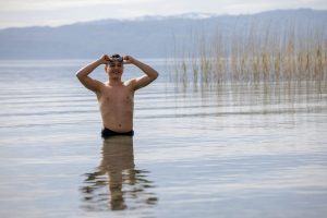 (Видео) Марко Пејчиноски пливаше од Радожда до Охрид: За десет викенди ќе испливам 250 километри