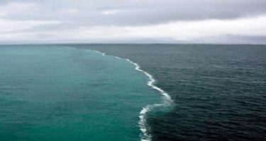 (Видео) Плажата Гренен е местото на кое се среќаваат две мориња, но никогаш не се спојуваат