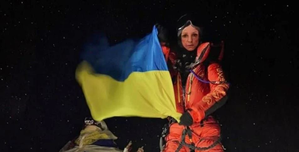 (Видео) Русинка го развиори украинското знаме на врвот на Монт Еверест