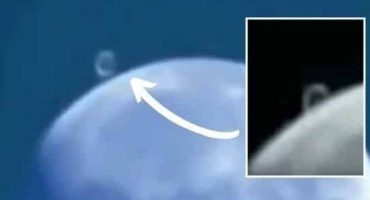 (Видео) Снимено НЛО како слетува на темната страна на Месечината
