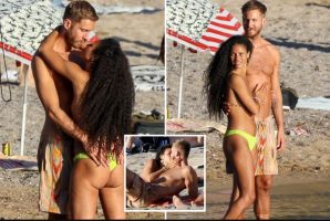 (Галерија) Диџејот Келвин Харис и вереницата Вик Хоуп страсно се бакнуваат на плажа на Ибица