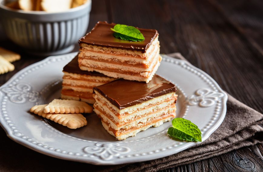 Рецепт за сочен колач од бисквити и пудинг