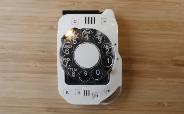 Телефонот Un-Smartphone има ретро изглед, но нешто му фали