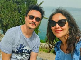 (Фото) Пере првпат ја однесе ќерката на море