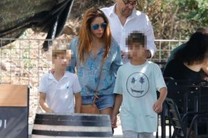 (Фото) Шакира за првпат со синовите се појави во јавноста по разделбата со Пике