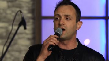 Ќе ја зачуваме македонската музика ако се обединиме против менаџерските игри, вели Ламбе Алабаковски откако сними нова песна