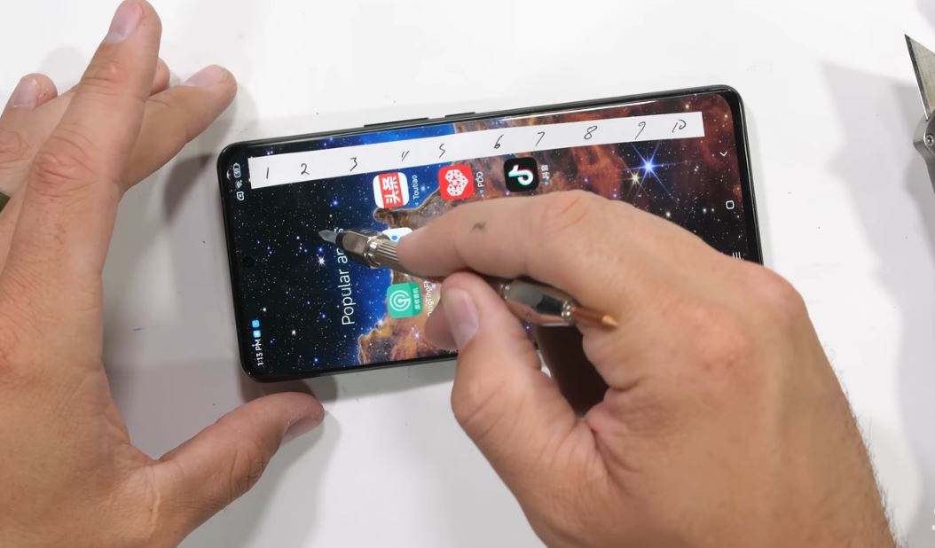 ВИДЕО: Колку е издржлив телефонот со најголемата камера во светот?