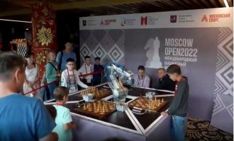 ВИДЕО: Робот му скршил прст на момче за време на шаховски натпревар