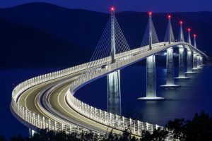 (Видео) Најмоќниот електричен автомобил прв ќе го помине Пељешки мост, Хрватска направи архитектонско чудо
