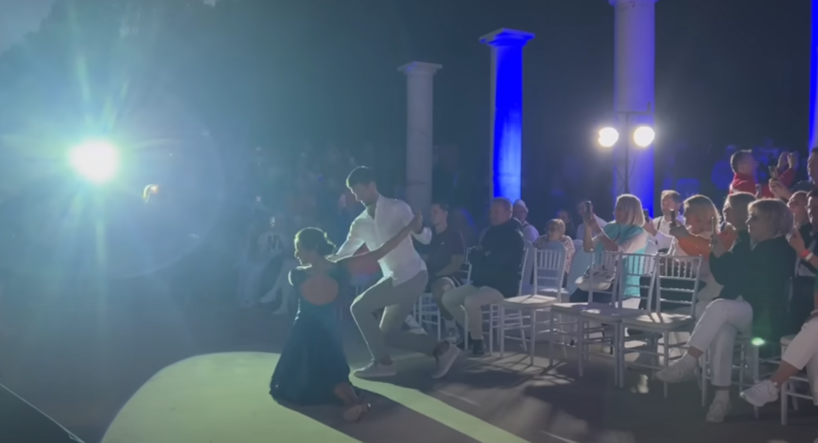 (Видео) Новак Ѓоковиќ играше танго, а потоа бараше да му ја пејат „Цесарица“ на отворање на тениските терени во Високо