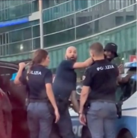 (Видео) Полицаецот не знаеше дека го претресува фудбалерот на Милан, па откако колегата му кажа реакцијата му беше хит