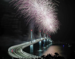 (Видео) Со спектакуларен огномет пуштен за сообраќај гигантскиот мост во Хрватска