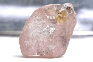 Во Ангола е ископан најголемиот розов дијамант од 170 карати