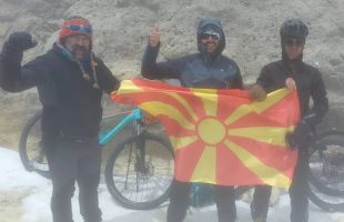 (Галерија) Македонски бајкери се искачија на Демавенд, највисоката азиска вулканска планина во Иран