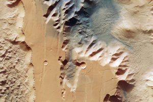 Орбитерот Mars Express испрати фотографии од кањонот на Црвената планета