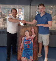 Портрет на Дражен Петровиќ насликан од Македонец изложен во музејот во Загреб